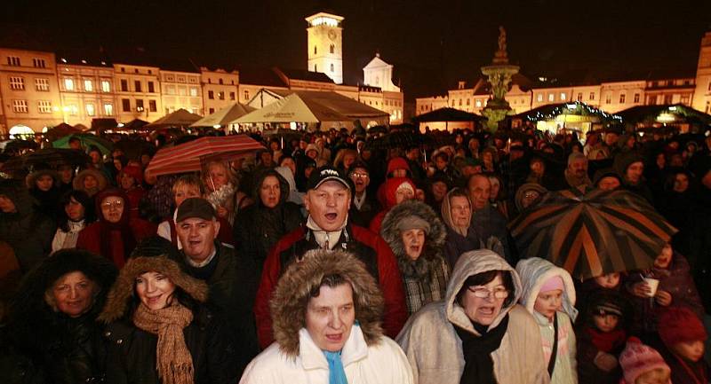 Česko zpívá koledy s regionálním Deníkem na náměstí Přemysla Otakara II. v Českých Budějovicích