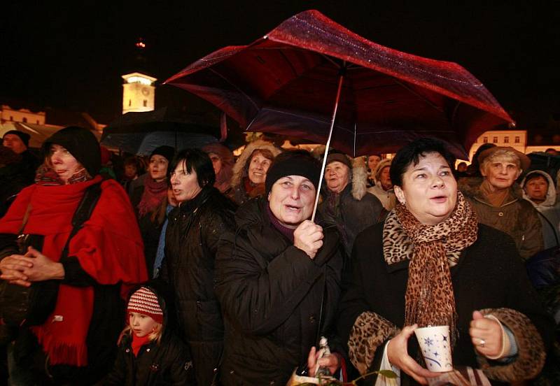 Česko zpívá koledy s regionálním Deníkem na náměstí Přemysla Otakara II. v Českých Budějovicích