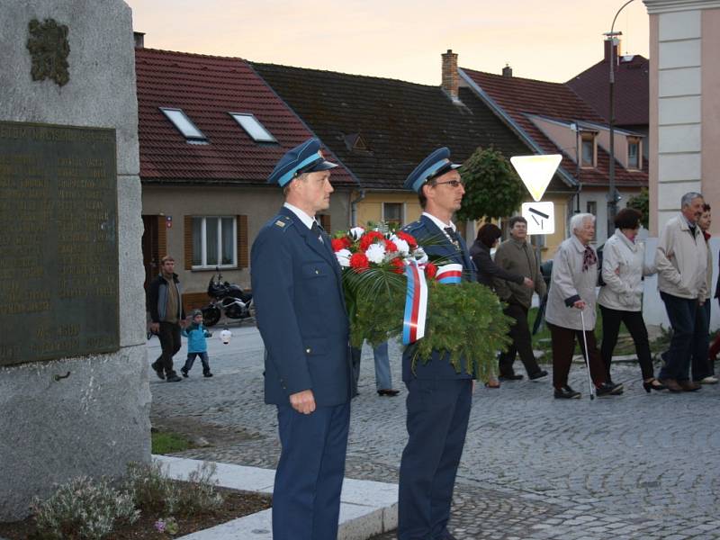 Hasiči ve slavnostních uniformách s vlajkou a věncem vedli průvod městem.