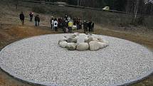 Největší neštěstí na silnicích v regionu připomíná u Nažidel kupa kamenů. Na následky havárie v roce 2003 na místě nebo později zemřelo 20 lidí.