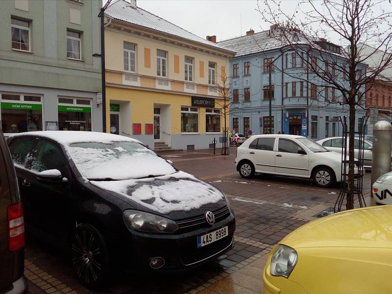 České Budějovice - K ránu napadl sníh, který již pomalu roztává.