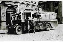 Lannovka před hotelem Pošta, vpravo část nádražní pošty. Autobus Praga z Budějovic do Hluboké. Majitelem byl Antonín Beneš, 1927. Foto ze sbírky fotografií a pohlednic Jiřího Dvořáka poskytl Státní okresní archiv České Budějovice.