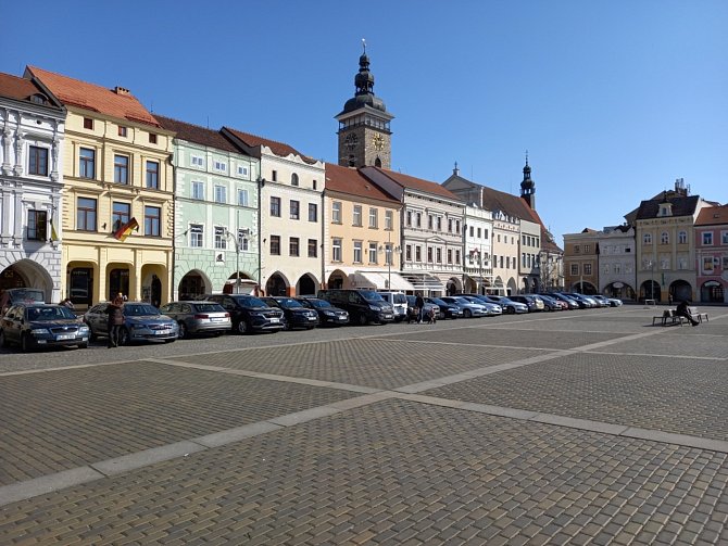 Parkování na náměstí Přemysla Otakara II. v Českých Budějovicích.