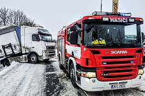 V pondělí zasahovali hasiči u havarovaného kamionu v Lišově. Potřeba byly dva navijáky na zajištění návěsu a nákladu 12 tun, a Scania na zajištění tahače. Pak Scania vytáhla kamion zpět na silnici.