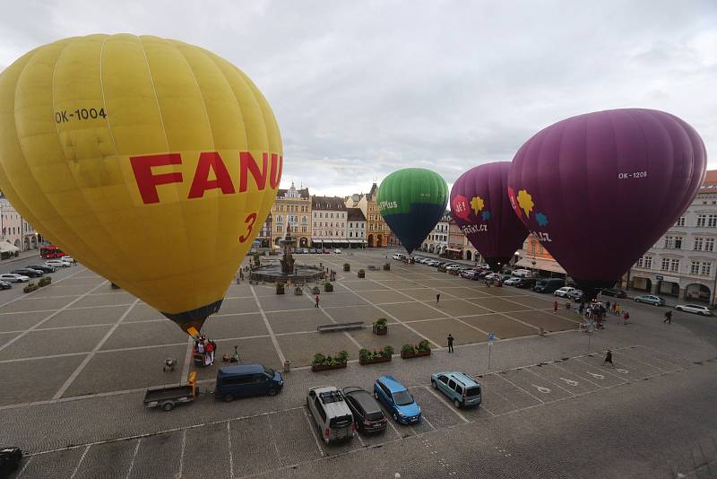 Čtyři horkovzdušné balony vzlétly ve čtvrtek v ranních hodinách z českobudějovického náměstí Přemysla Otakara II.