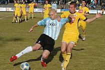 V prvním letošním derby hráli fotbalisté S. Ústí doma s juniorkou Dynama 0:0 (na snímku z tohoto utkání Petr Martínek bojuje s budějovickým Michalem Rakovanem).
