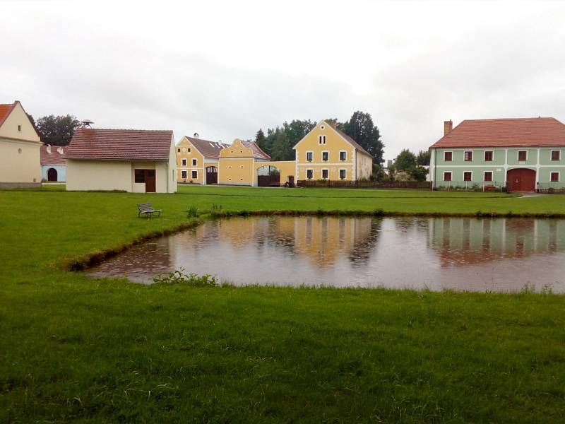 Déšť 28. června 2020 zvedl průtok i v malém potoce, který protéká Zábořím na Českobudějovicku a naplnil rybníček na návsi. Známý z filmové série Babovřesky.
