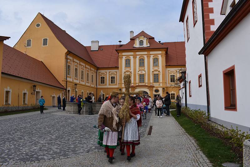 Moranu vynesli v neděli členové folklórního souboru Borovánek z borovanského kláštera až k řece Stropnici.