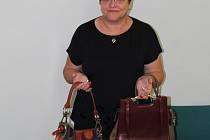 Alena Zimová přinesla do kabelkového veletrhu nastřádané kabelky celé rodiny.