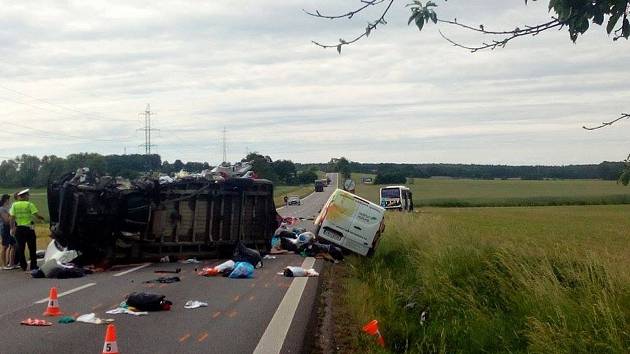 Dopravu na hlavním tahu mezi Českými Budějovicemi a Pískem komplikovala v pondělí odpoledne nehoda autobusu a dvou dodávek.