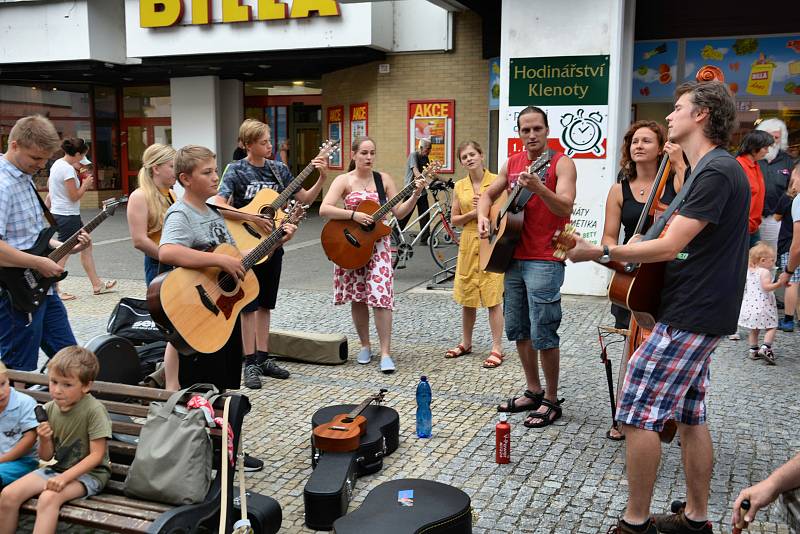 Týn nad Vltavou se ve středu rozezněl hudbou. Muzikanti hráli v ulicích.