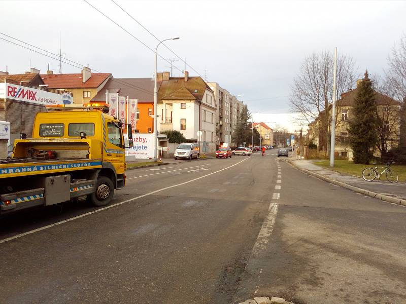 Karambol tří aut vyřadil z provozu Pekárenskou