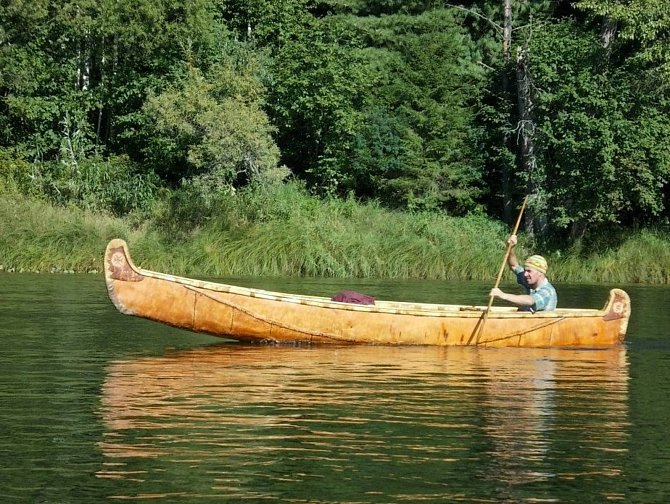 Sibiřský Bavor ve své kanoi.