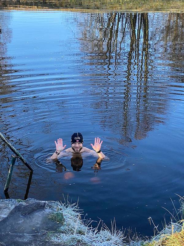 Již posedmé se otužilci na Silvestra koupali v řece. Foto: Archiv akce Silvestrovský Lannův ponor vltavský