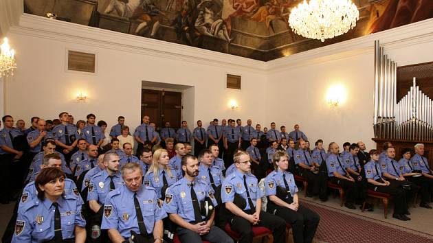 Patnáct let funguje v Českých Budějovicích městská policie. Až na několik strážníků a strážnic, kteří byli právě ve službě, si ve čtvrtek celý sbor toto výročí připomněl v obřadní síni radnice.