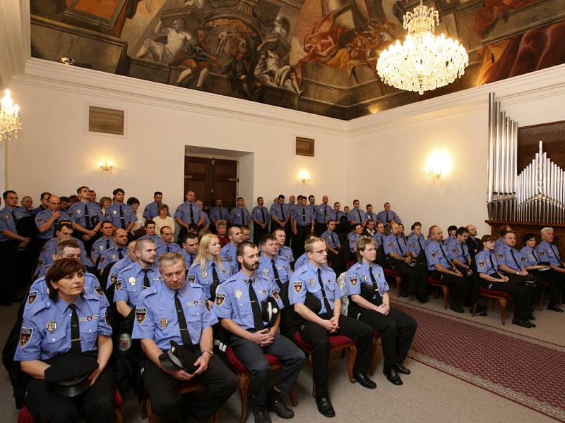 Patnáct let funguje v Českých Budějovicích městská policie. Až na několik strážníků a strážnic, kteří byli právě ve službě, si ve čtvrtek celý sbor toto výročí připomněl v obřadní síni radnice.