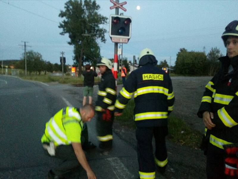 Ve středu večer se v Českých Budějovicích v Novohradské ulici u Mladého střetlo osobní auto s vlakem, Řidič od nehody ujel.