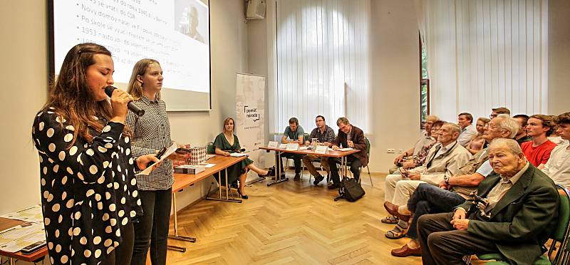 Studenti se vyptávali seniorů na jejich zážitky z války a života v komunismu.