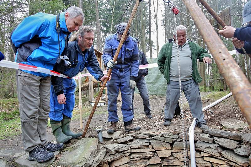 Archeologové spolu s jeskyňáři prozkoumali studnu Mikšova dvoru v Trocnově.