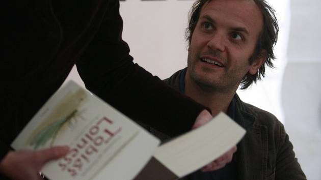 Spisovatel Timothée de Fombelle, autor románů Tobiáš Lolness či Vango, podepisuje své romány na táborském festivalu Tabook.