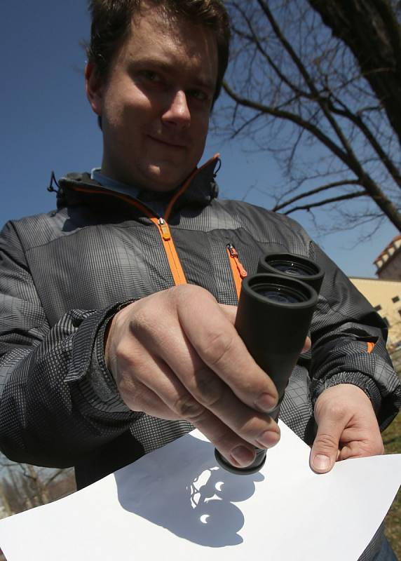 V pátek dopoledne sledovaly celé Budějovice částečné zatmění Slunce.