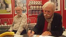 Spisovatel Zdeněk Karel Slabý (vlevo) a výtvarník Adolf Born podepisovali knihu Tři banány. Více se o ní dočtete v příštích dnech.