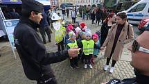 Armáda, policie a hasiči na českobudějovickém náměstí. To je připomínka vzniku samostatného československého státu.