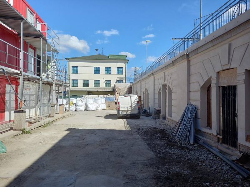 Generální rekonstrukce výpravní budovy vlakového nádraží v Českých Budějovicích má skončit v roce 2023. V pozadí budova pošty.