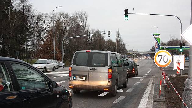 Nové semafory na Dlouhé louce zatím mnoho problémů nedělají.