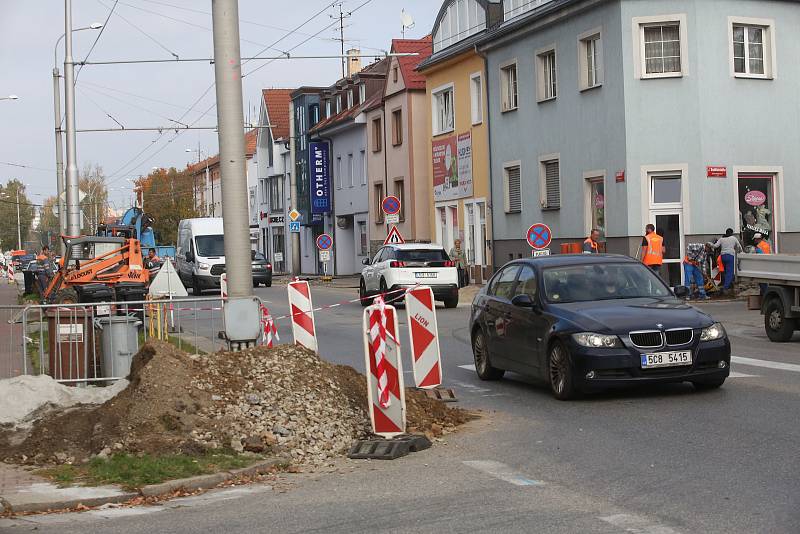 Lidická ulice se opravuje.