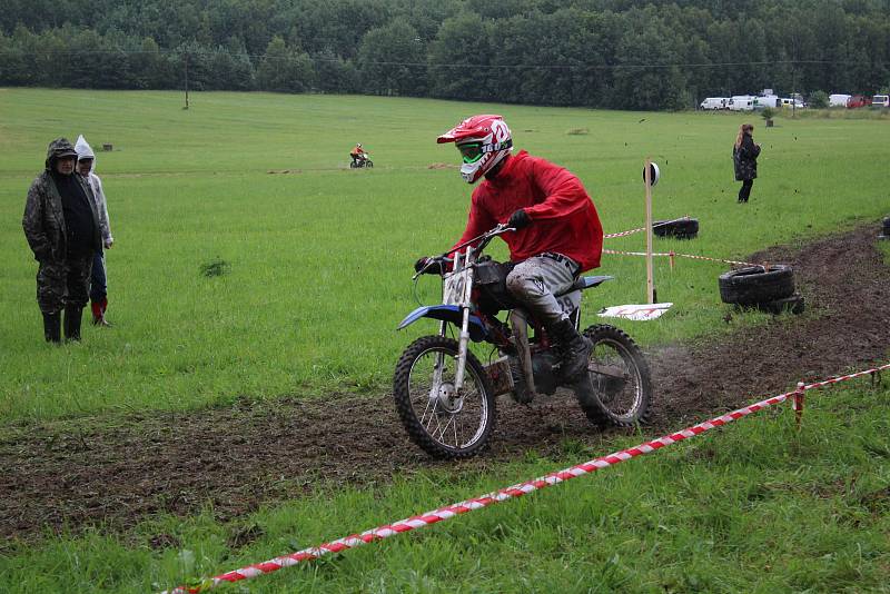 Fichtl cup Florida, terénní závod motocyklů Jawa 50 Pionýr, se jel u Hůrského rybníka u Adamova na Českobudějovicku.