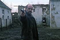 Bývalý legionář Strehlow na dvoře statku v Kuří náruživě střílí  do terčů, které má mj. v oknech.