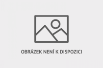 DERBY. Na zemi se po ostrém souboji s domácím Elvistem Cikuem ocitl  Richard Kalod.   Vpravo přihlíží Aleš Nešický. Zápas skončil nerozhodně 1:1.    