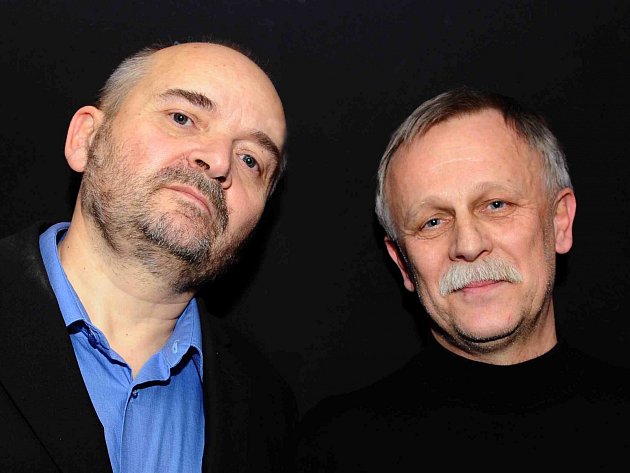 Jan Burian a Jiří Dědeček (snímek z roku 2011) vydávají své první a poslední společné album. Na šesti CD shrnuje jejich hraní z let 1974 - 1985, hraní s Magdou Křížkovou, Jiřím Suchým, neznámé nahrávky i koncert na Večeru rozpadlých dvojic.