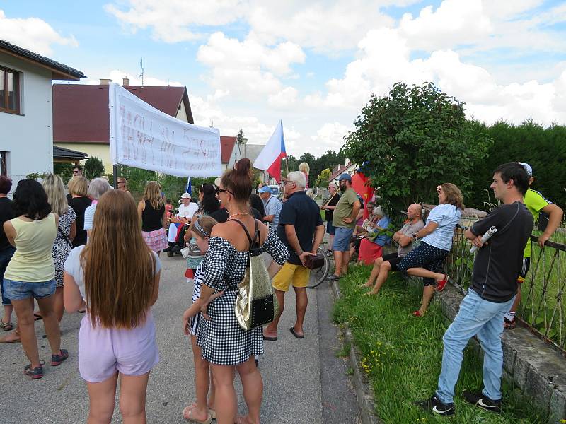 V pátek 16. července vyrazila jízda svobody z Českých Budějovic do Včelné. Potom se průvod vydal pěšky před dům Františka Mareše.