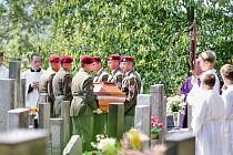 Voják Kamil Beneš, který zemřel při útoku v Afgánistánu, byl pohřben v Hluboké nad Vltavou
