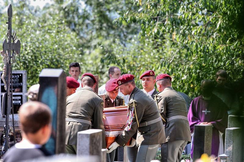 Voják Kamil Beneš, který zemřel při útoku v Afgánistánu, byl pohřben v Hluboké nad Vltavou