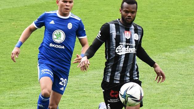 Fotbalisté Dynama doma v semifinále skupiny o umístění podlehli Boleslavi 2:3. Před brankářem Vojtěchem Vorlem kapitán hostí Marek Suchý, vlevo Benjamin Čolič, vpravo Martin Králik.