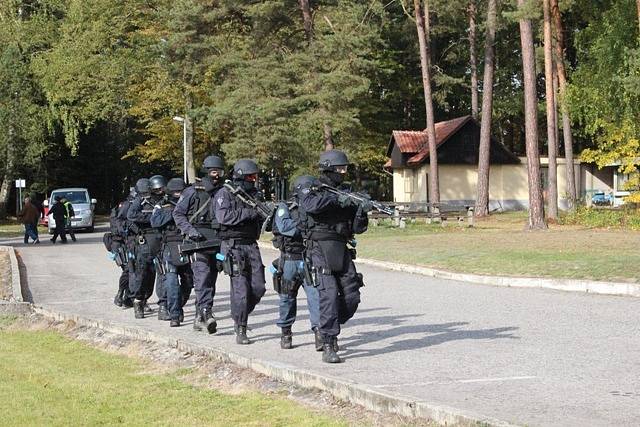 Policejního cvičení v Lišově se zúčastnilo až dvě stě frekventantů.