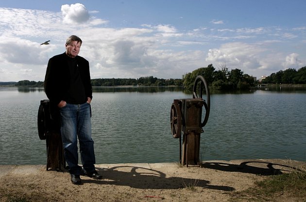 Miroslav Hule, spisovatel žijící v Třeboni, napsal Povídky o rybách a lidech. Na snímku u třeboňského rybníka Svět.