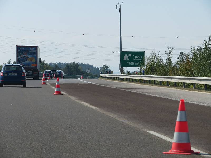 Opravy a udržovací práce na jihočeské dálnici D3 znamenají pro řidiče v některých úsecích sníženou rychlost a provoz svedený do jednoho silničního pruhu.