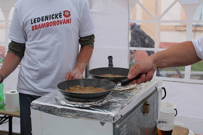 Šest týmů z jižních Čech soutěžilo o nejlepší bramborák na Ledenickém bramborování. Vítěz dostal ... jak jinak než pytel brambor.