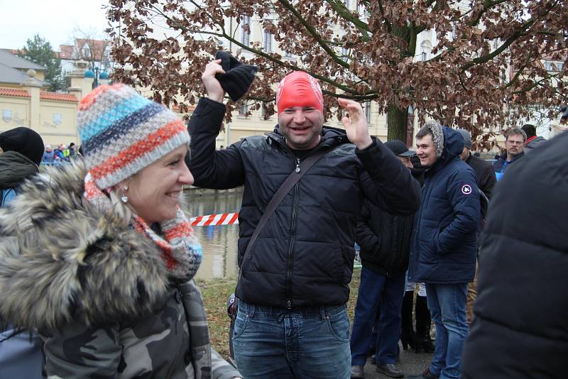 Otužilci na slepém rameni Malše v Českých Budějovicích