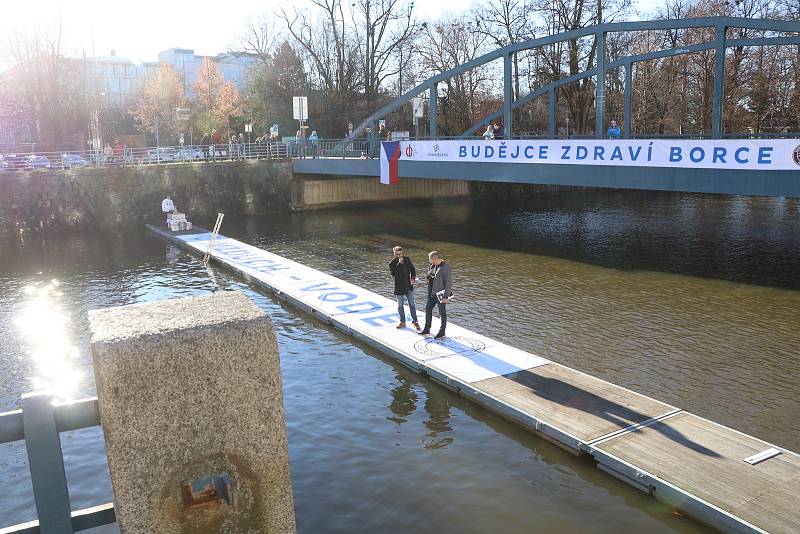 Plavecké závody mezi mosty v Budějovicích.