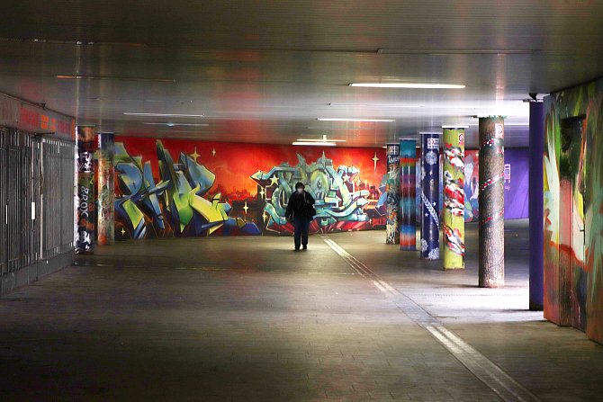 Podchod u budějovického nádraží zdobí street art. Lidé se dovnitř ale nepodívají - podchod je totiž už značnou dobu znepřístupněn.