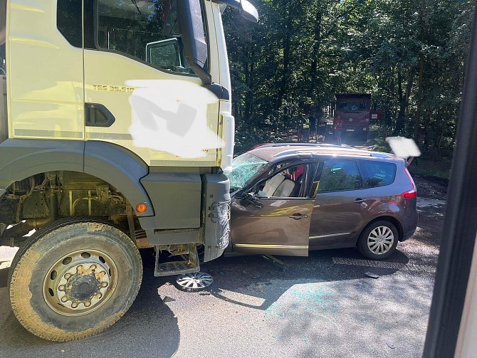 Nákladní a osobní auto se střetly čelně na hlavní silnici z Budějovic na Lišov.