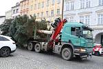 Transport vánočního stromu na českobudějovickém náměstí Přemysla Otakara II.