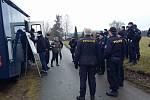 Vrahy obviněné z dvojnásobné vraždy manželů v Dobšicích zadrželi policisté v Rumunsku a předali je jihočeským policistům.