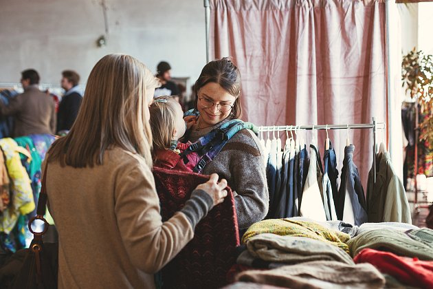Bazar a oblečení. Ilustrační foto