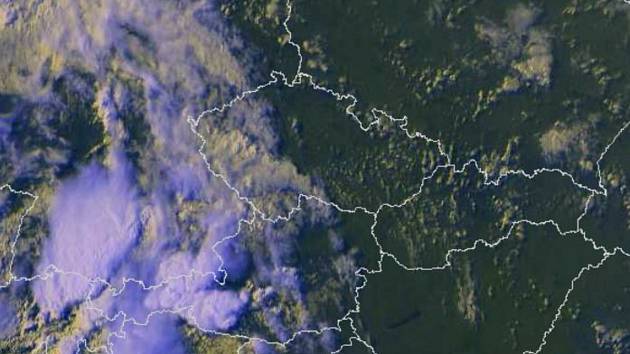 V sobotu večer přes území jižních Čech přešly první přeháňky. Snímek je z 18.15.